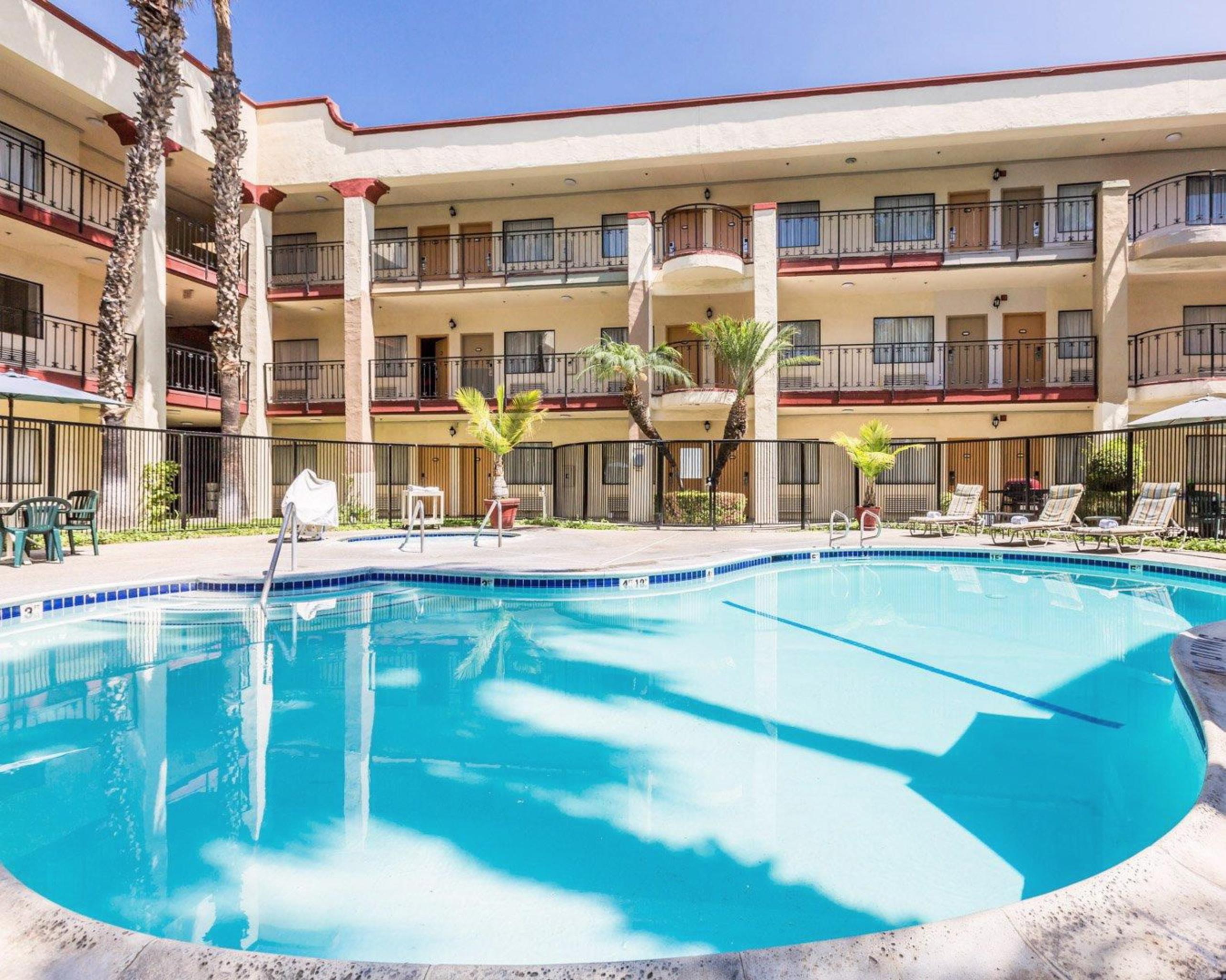 Comfort Inn & Suites Orange County John Wayne Airport Santa Ana Esterno foto